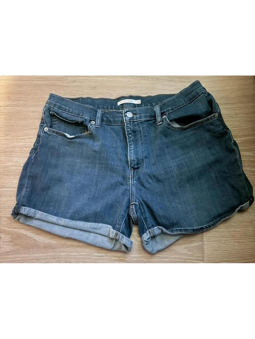 Levi’s Mid Length Denim Shorts Women’s Size 33 S16